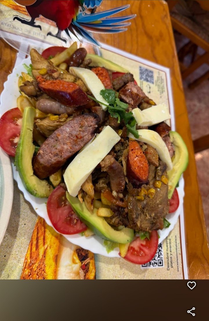 Parrilla criolla con chorizo, queso y aguacate