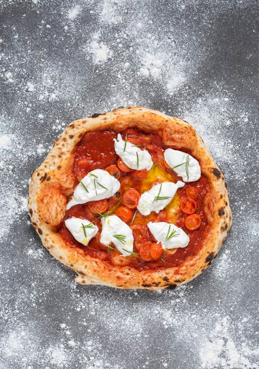 Pizza napolitana con burrata y tomate cherry