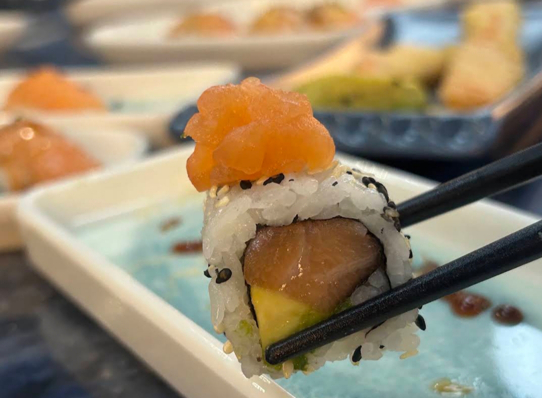 Frisch zubereitetes Lachs-Nigiri aus einer Buffetrunde