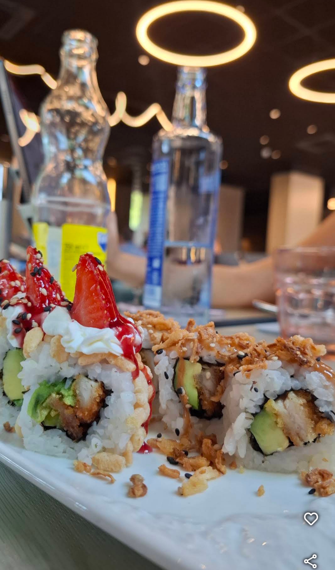 Sushi-Rollen mit Avocado und Frucht, eine der süßeren Optionen des Buffets