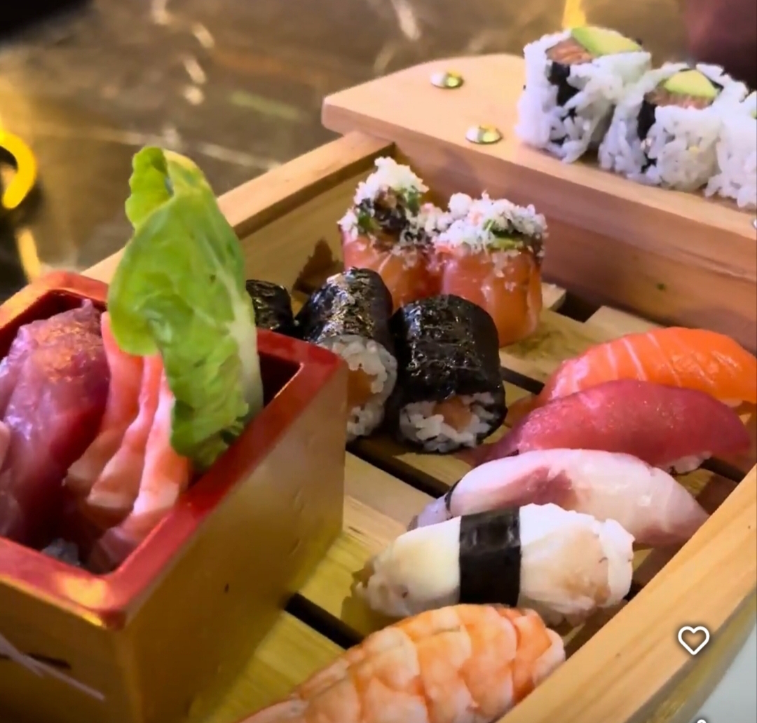 Sushi- und Sashimi-Boot, typisch für das Buffet im Runden-System