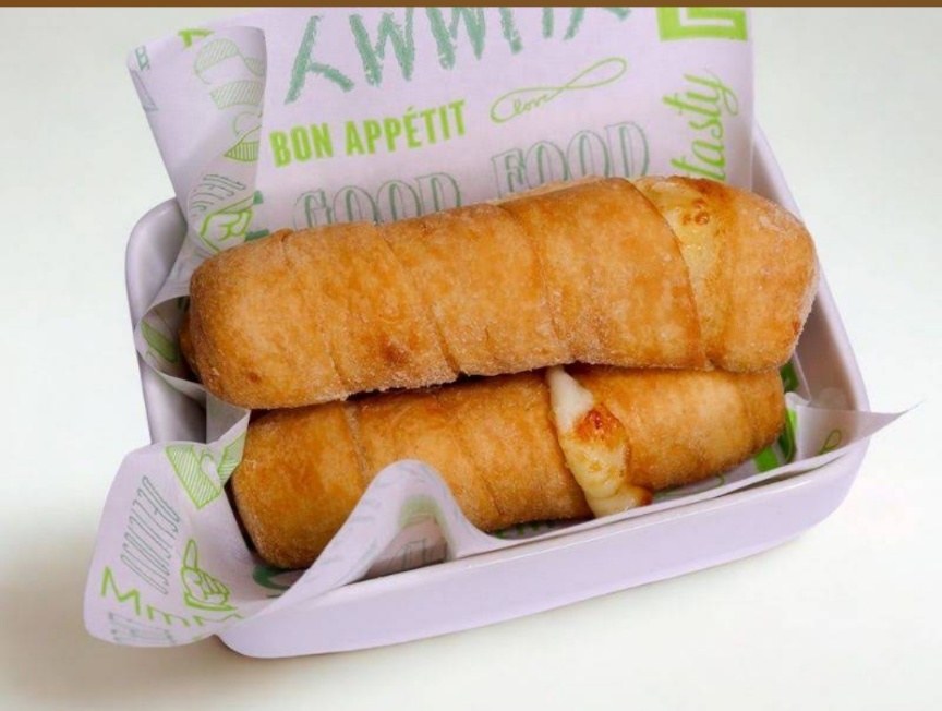 Tequeños de queso recién fritos