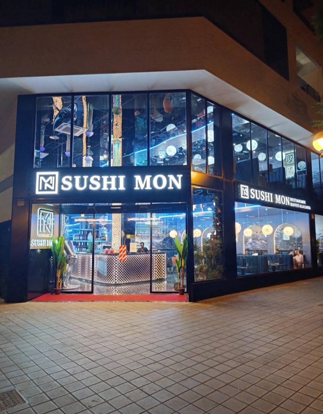 Fassade eines japanischen Buffets in Alicante bei Nacht