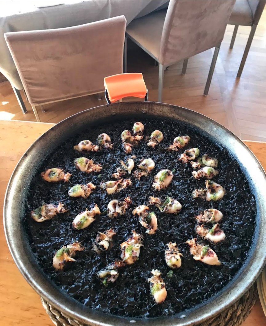 Arroz negro con chipirones