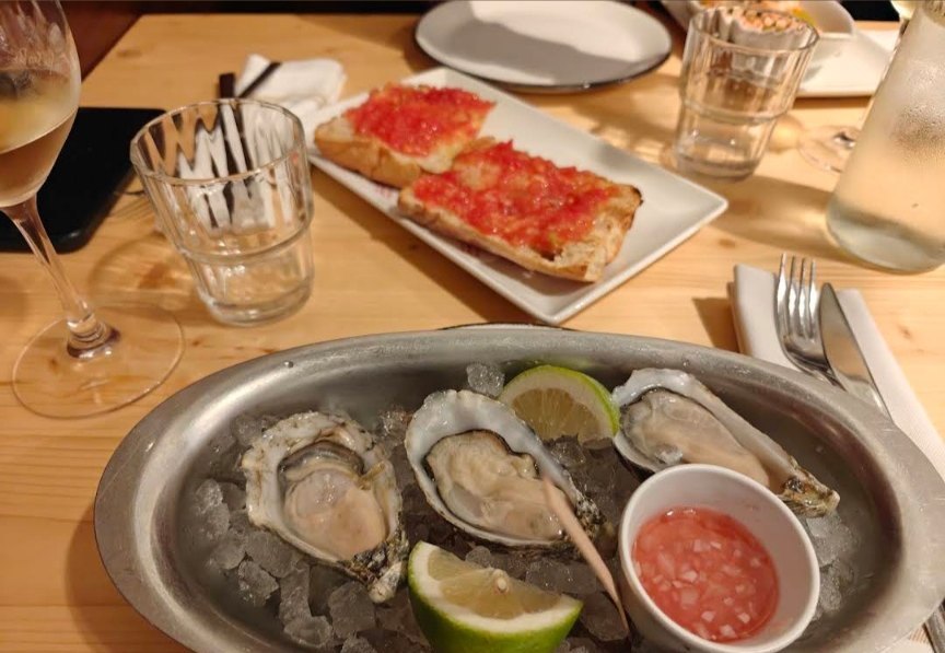 Ostras con lima y tostas de tomate