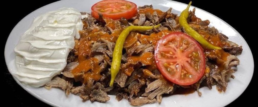 Iskender kebab con yogur, tomate y guindilla