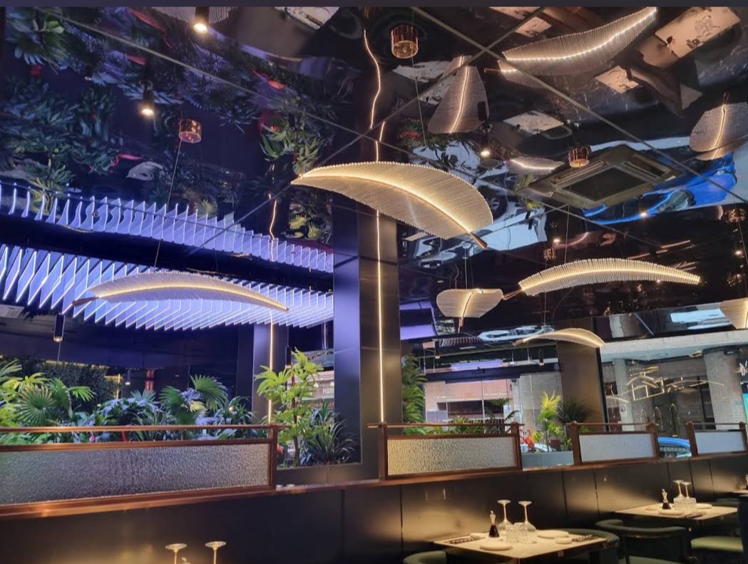 Speisesaal eines asiatischen Buffets in Alicante mit großen Tischen für Gruppen