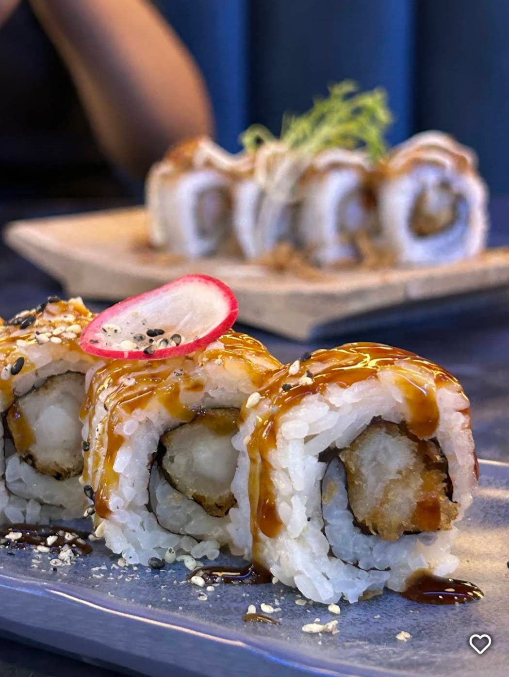 Tempura-Garnelen-Uramaki, ein Klassiker im Sushi-Buffet