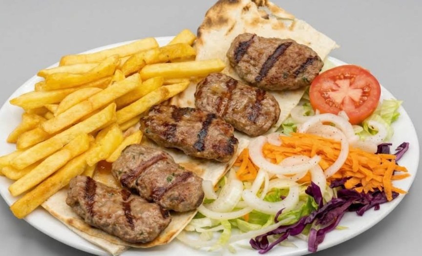 Kofta a la parrilla con patatas y ensalada