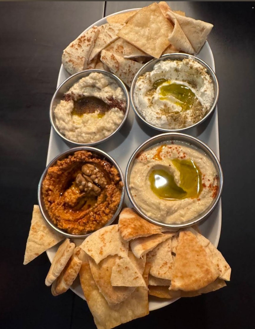 Surtido de hummus, baba ganoush y pan de pita