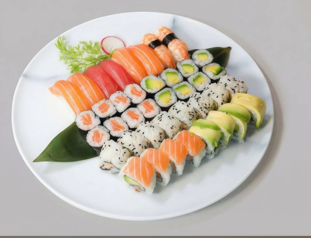 Gemischte Sushi-Platte, serviert in einem À-la-carte-Buffet in Alicante