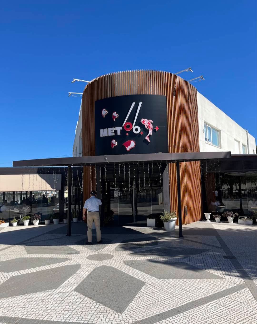 Fassade eines asiatischen Buffets in einer Einkaufszone von Alicante mit Außenterrasse