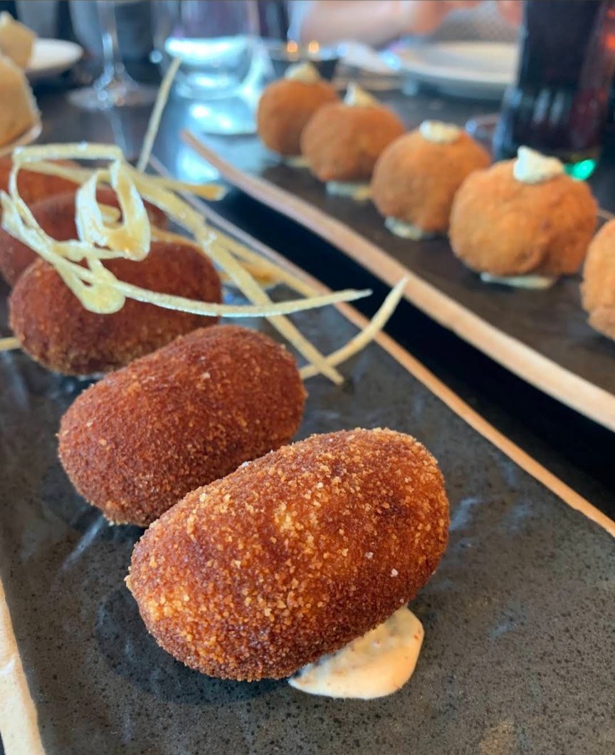 Croquetas caseras en barra de tapas