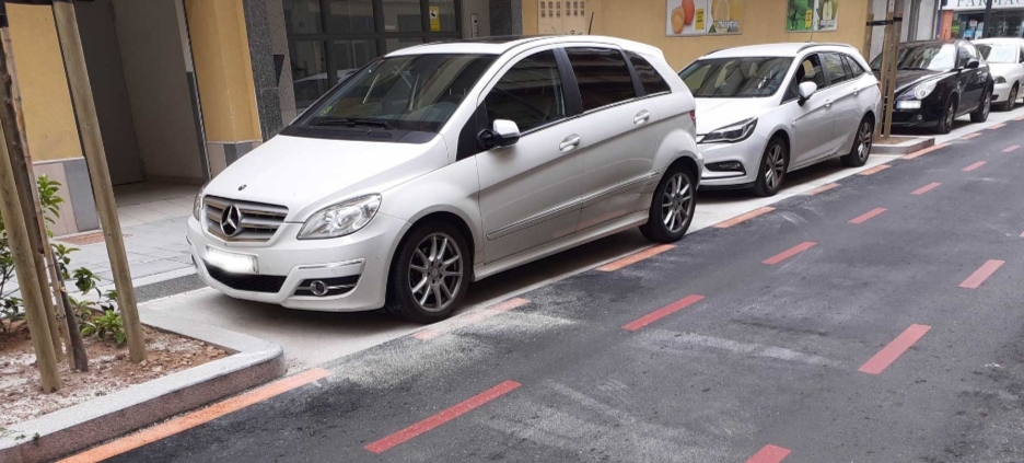 Plazas de zona naranja ORA marcadas en rojo en una calle de Alicante