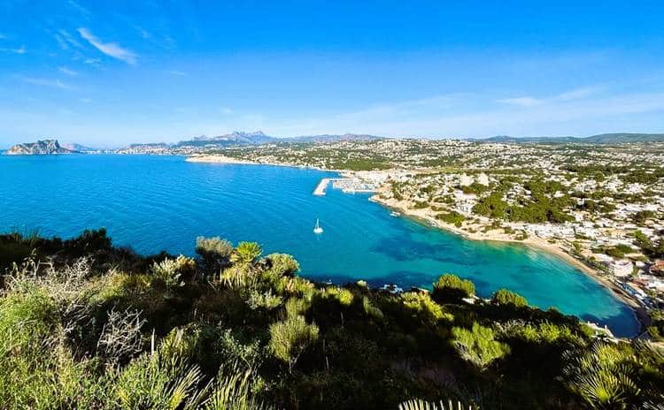 Moraira — calas tranquilas a un trayecto de coche desde ALC