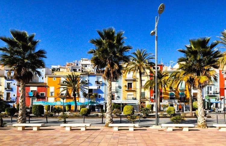 Villajoyosa — fachadas de colores frente al Mediterráneo