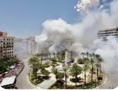 Mascletà vista desde arriba con humo blanco