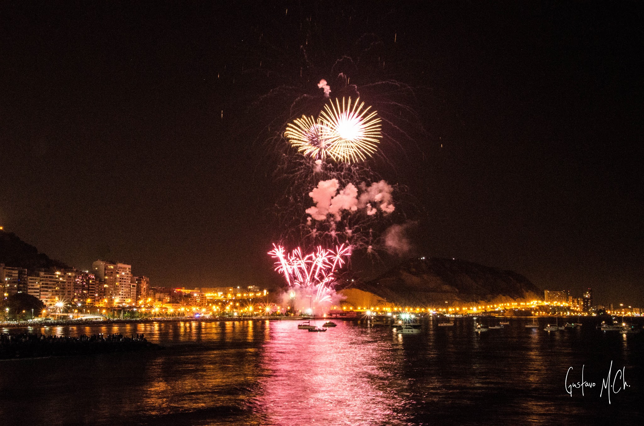 Fuegos artificiales sobre el mar de Alicante
