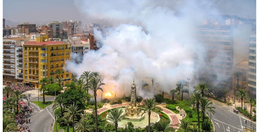 Humo de mascletà sobre Alicante
